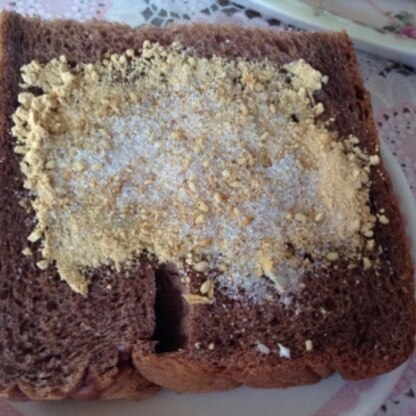 朝食にチョコ食パンで作ったよ〜♪黄な粉大好きなの♡
香ばしくて美味しいトーストで休日の朝に幸せ〜な気分♪とっても美味しかったよ〜♡ごち様でした(^^)